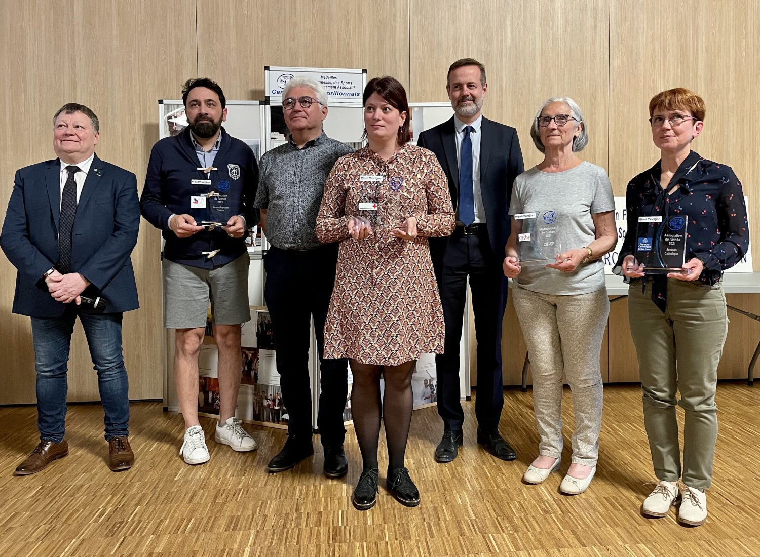 La mairie de Montmorillon a remis un trophée aux bénévoles du Secours Catholique pour les remercier de leur engagement au Centre de Vaccination