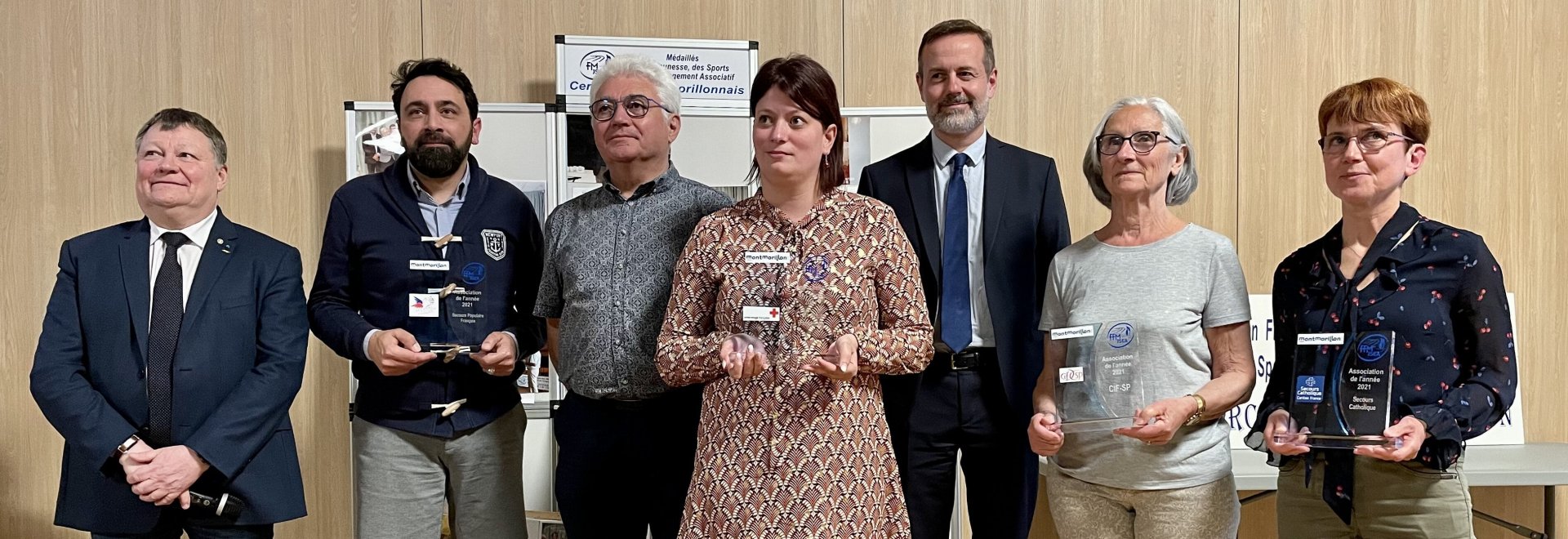 Remise de trophée pour remercier les bénévoles du Secours Catholique de leur engagement durant la crise COVID La mairie de Montmorillon a remis un trophée aux bénévoles du Secours Catholique pour les remercier de leur engagement au Centre de Vaccination